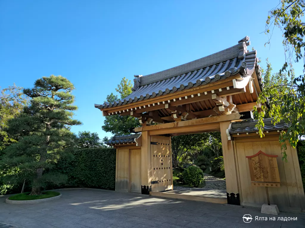 Главные ворота в японский сад Мрия