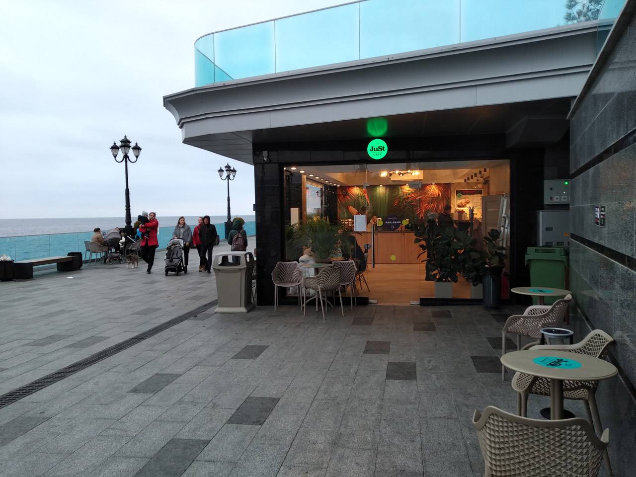 Кофейня «Just Cafe» над Приморским пляжем в Крыму