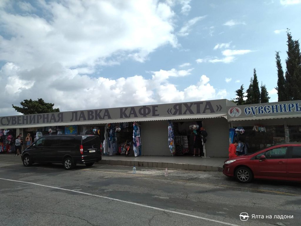 Сувенирный рынок у Ласточкиного гнезда в Крыму