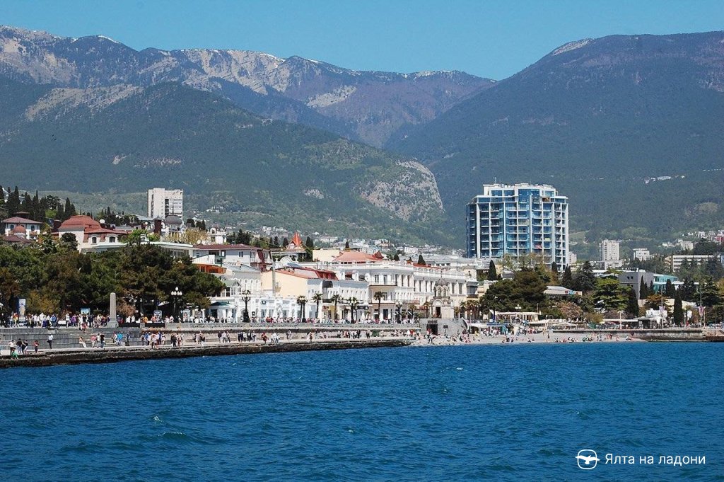 По набережной Ялты на велосипеде